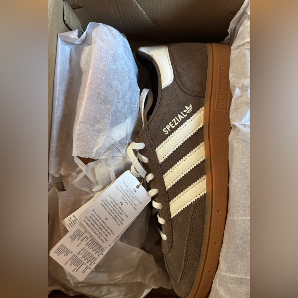 Adidas handball Spezial Earth Strat Gum 

Size: US 8.5 W / New /